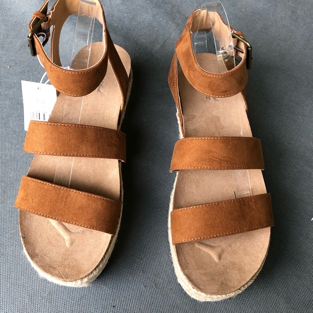 Strappy platform sandal